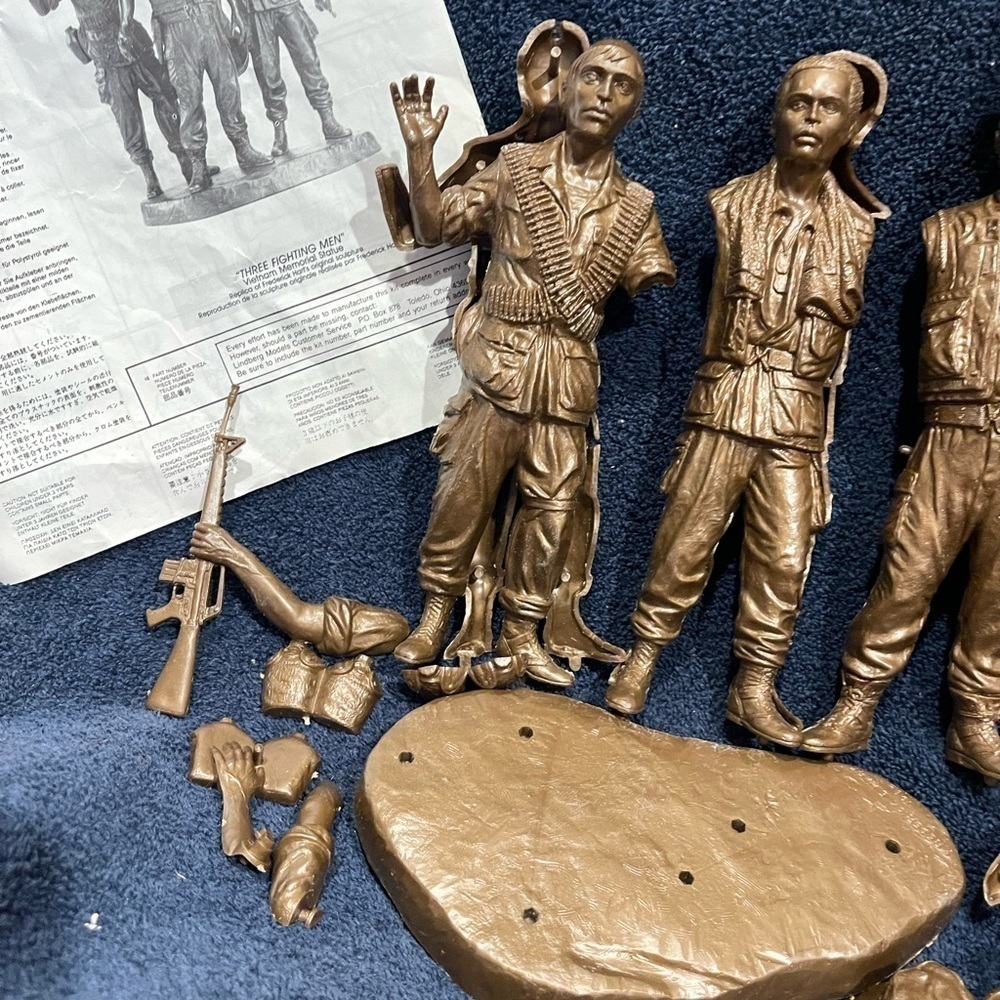 Three Fighting Men model kit - Incomplete - Picture 6 of 7